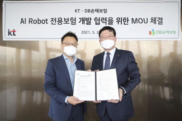 이상호 KT AI Robot사업단 단장(왼쪽)과 류석 DB손해보험 상무.