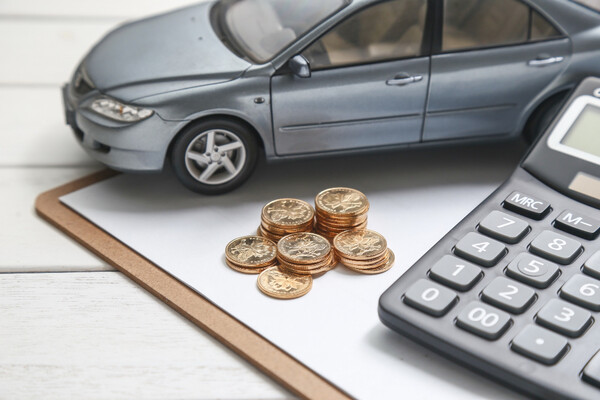 손해보험사들이 상생금융 차원에서 자동차보험료를 인하하기로 한 가운데, 인하율 책정의 타당성에도 관심이 집중된다.(사진출처=freepik/xb100)